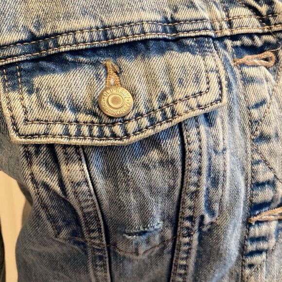 NWT Old Navy Distressed Truckers Jean Jacket Stonewashed Size Medium - Picture 6 of 9